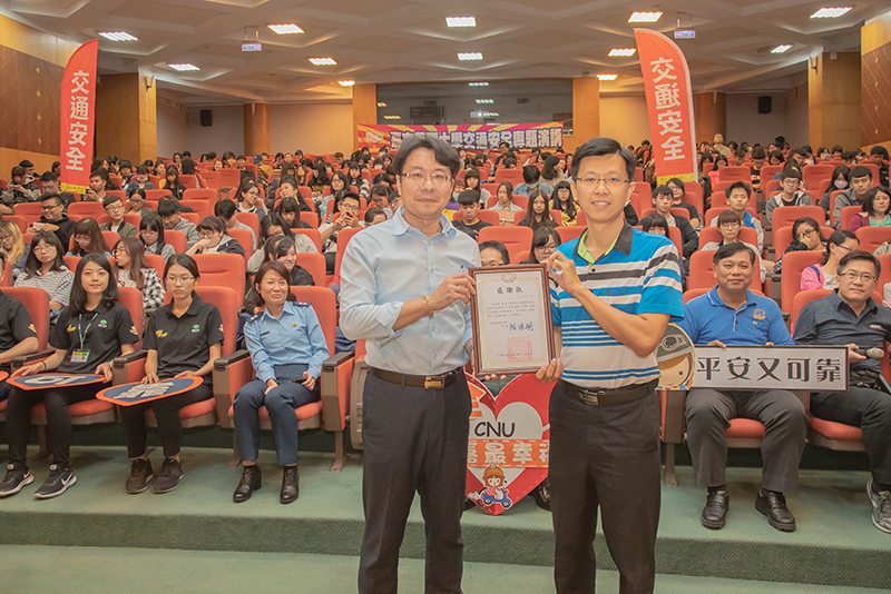 嘉藥舉辦交通安全宣導活動，學務長董志明（左）感謝台南市交通警察大隊鼎力支持（右)