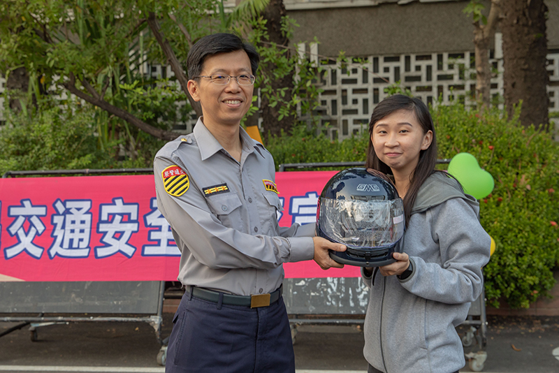 台南市交通警察大隊長莊順智（左）頒發全罩式安全帽獎品給競賽獲勝同學