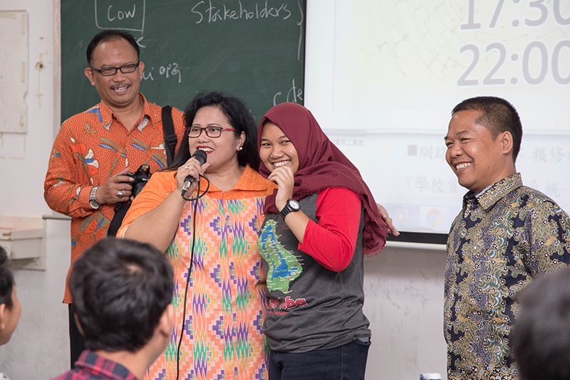 印尼代表團至上課教室探望新生