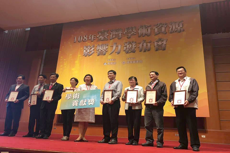 本校館長薛雅明(右1)代表嘉藥全體師生接受表揚