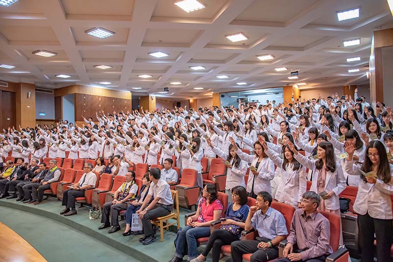 226位藥學系學生參加授袍典禮