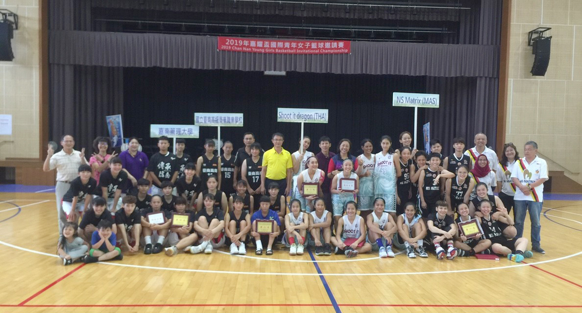 首屆嘉耀盃國際女子籃球賽臺南圓滿落幕，選手開心抱得獎牌獎杯