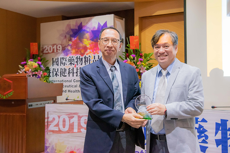 奇美醫學中心王志中副院長(左)代表致贈感謝狀予香港理工大學翁一鳴講座教授