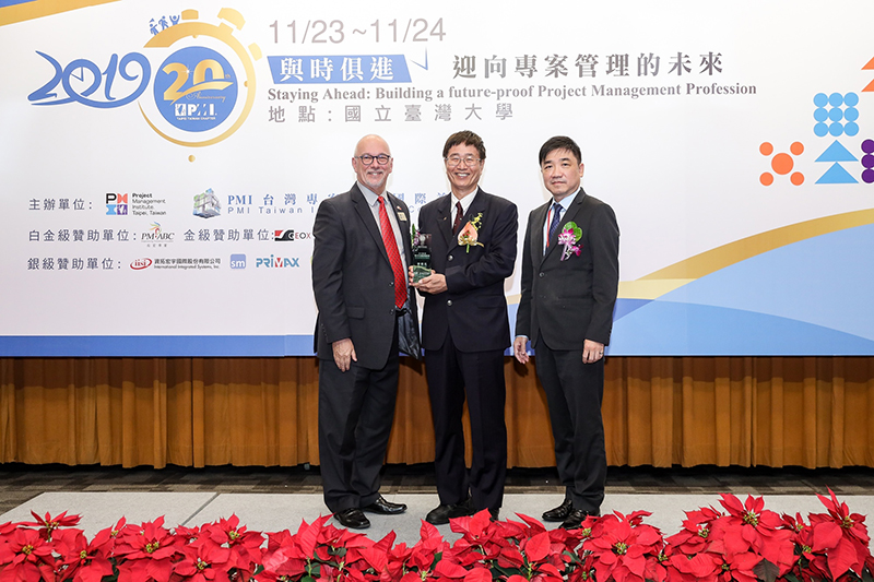 嘉藥李得元老師(中)獲頒年度華人十大傑出專案經理獎