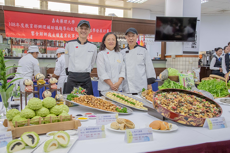 嘉藥餐旅系吳世煌、孫靖玲、王明煌老師(右至左)運用台南歸仁農產品製作出滿桌佳餚