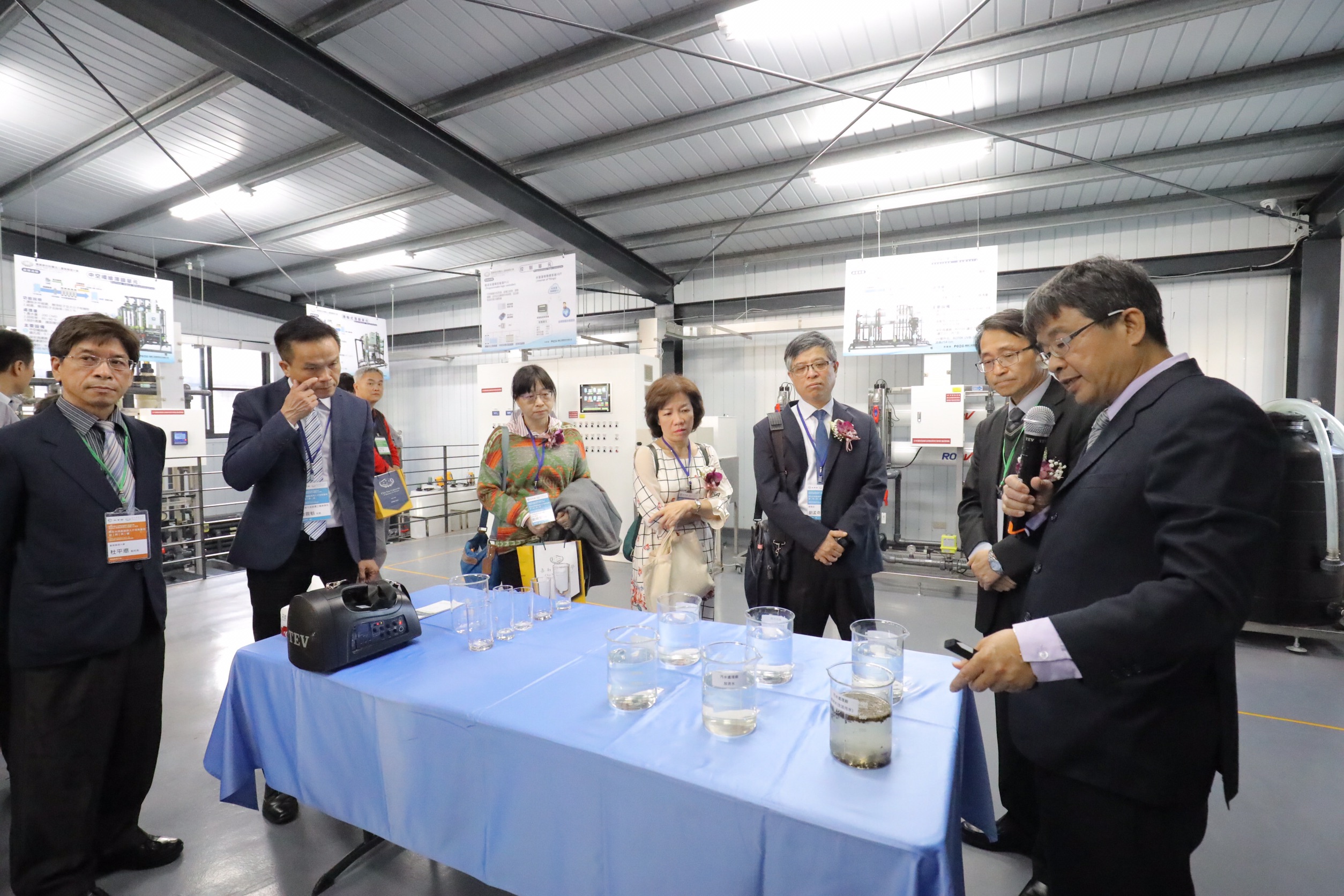 嘉藥環境學院院長林瑩峰向來訪貴賓介紹再生水過濾成果