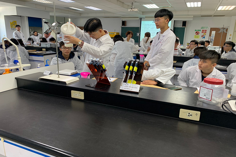 生科系李國榮老師實地帶領同學了解膠原蛋白和萃取DNA的相關知識