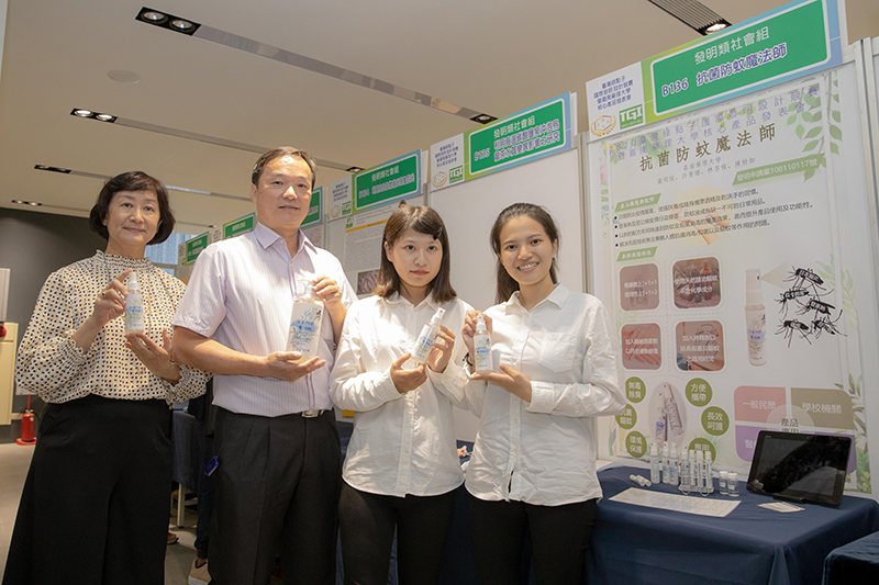環資系盧銘俊老師(左二)帶領學生一同研發抗菌防蚊液正申請專利中