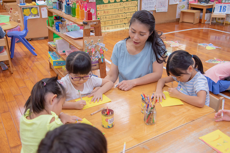 幼兒園小朋友在陳姿秀老師帶領下繪製加油卡片給日本光幼兒園