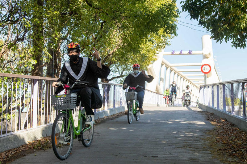 嘉藥今年畢業的四年級學生特別穿上學士袍一起響應單車活動