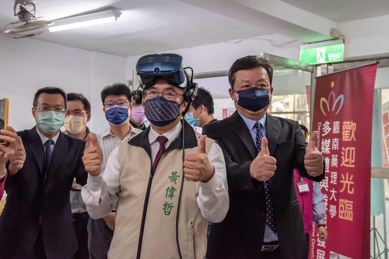 市長黃偉哲特地體驗嘉藥多媒體系VR打地鼠認識毒品分級遊戲.JPG