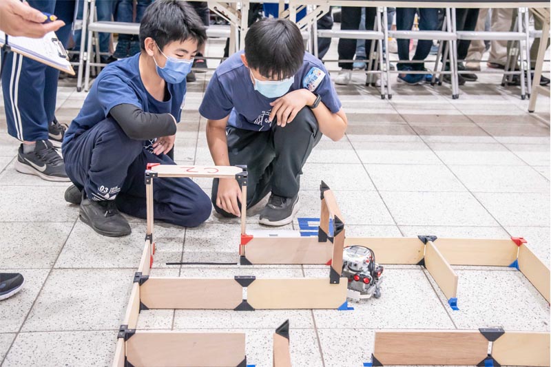 智慧機器人在迷宮中智慧判斷、尋找出路的機器人為最多隊伍參加的項目
