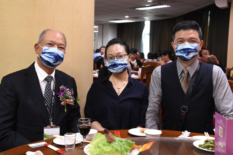 獲得嘉藥傑出校友陳文淵董事長(左一)兒子與女兒也一起來現場祝賀