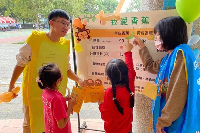 嘉藥營養系黃惠玲老師教導學生利用活潑生動的遊戲宣導營養與保健知識