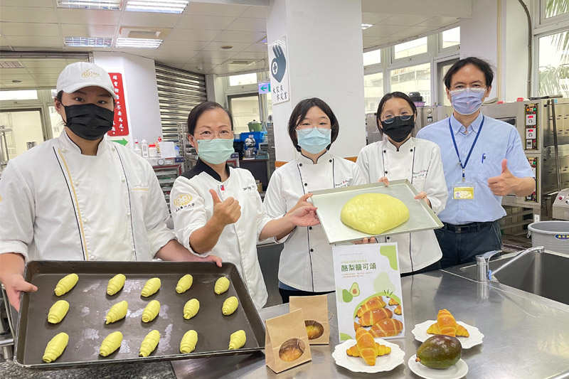 嘉藥孫靖玲及田孝威老師率領同學研發出酪梨鹽可頌的新吃法