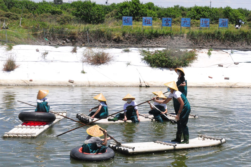 嘉藥越南專班學生坐在竹筏上聽當地民眾講解說明特色生態