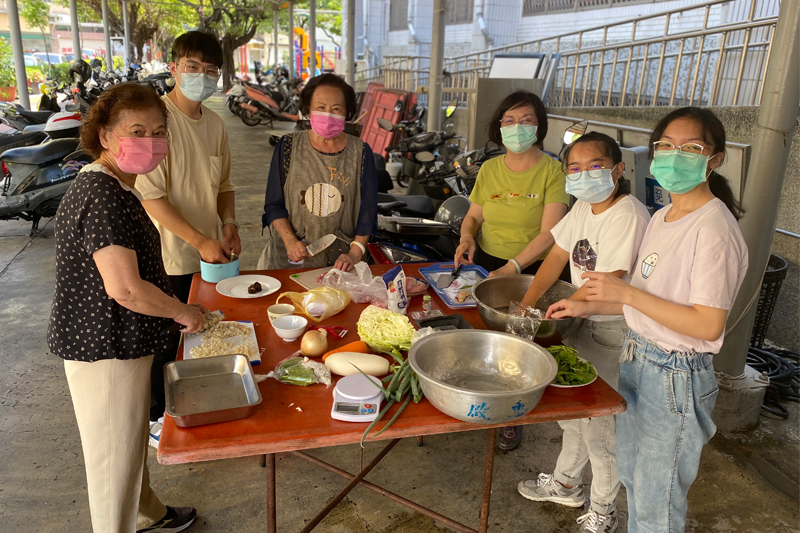 嘉藥同學與阿嬤們一同組隊參加台南市社會局舉辦「咱叨灶咖ㄟ古早味－長者營養菜單製作比賽」