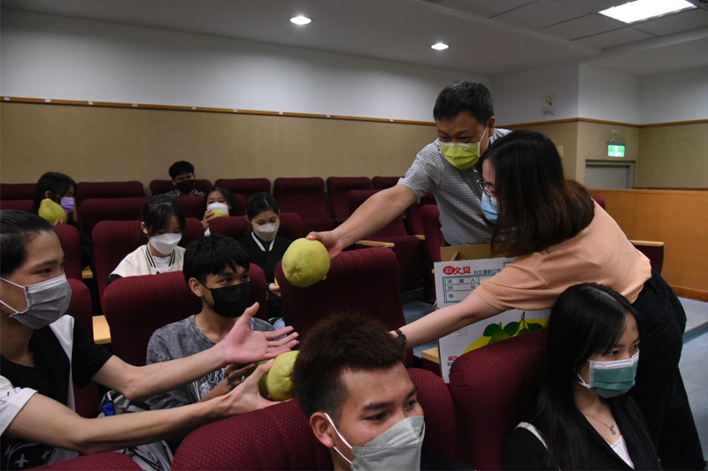 嘉藥國際處準備柚子及月餅分贈這些離鄉背井來讀書的學生體驗台灣中秋過節文化