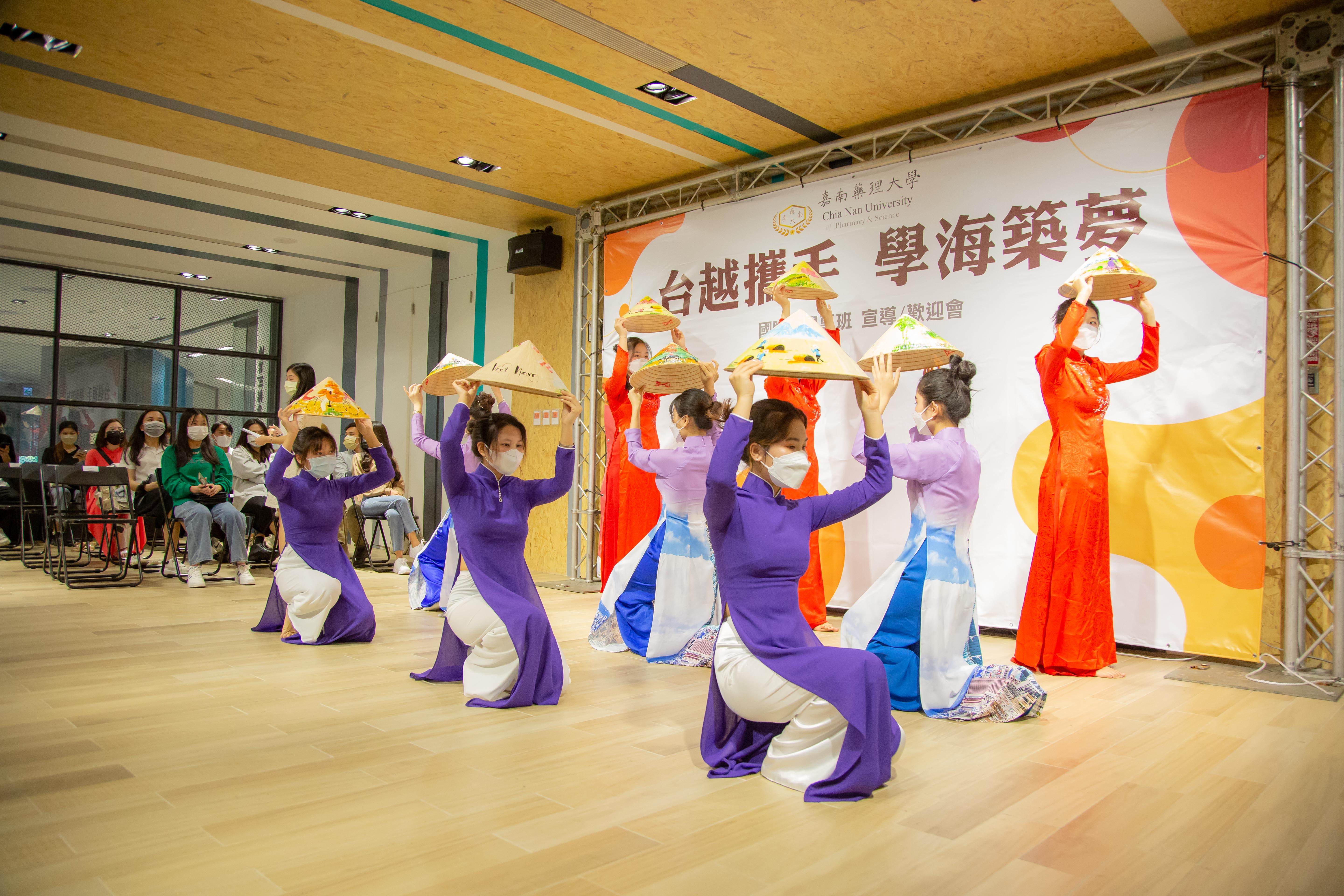 嘉藥越南學生精心準備的越南傳統舞蹈表演