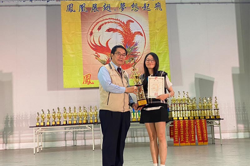 1嘉藥粧品系張怡婷在眾多參賽選手中脫穎而出贏得冠軍接受台南市市長黃偉哲頒發冠軍獎盃
