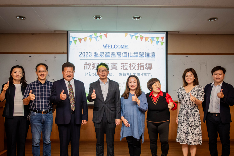 中華民國溫泉觀光協會理事長李吉田（左三）、嘉藥副校長張翊峰（左四）與貴賓學者合