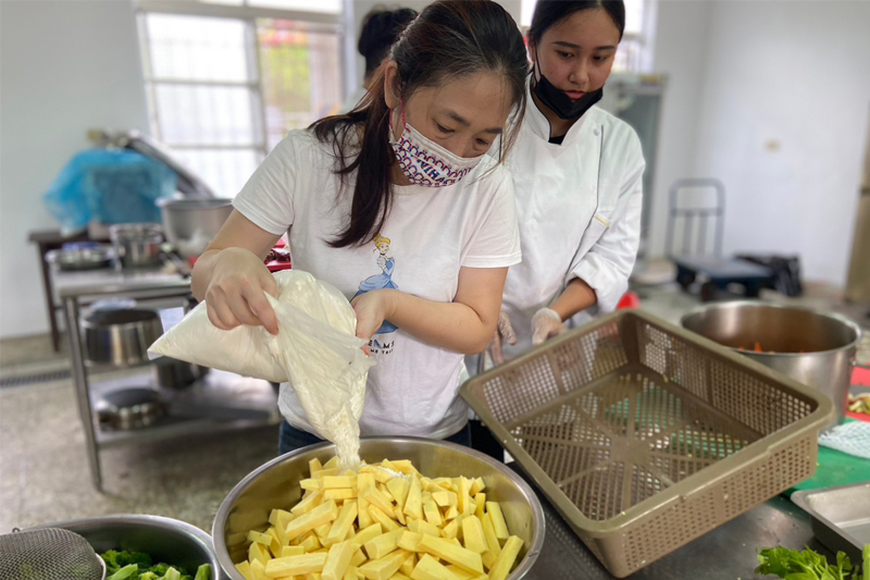 餐旅系林美芳老師藉由USR計畫提供學生實踐機會進入社區製備美味餐點