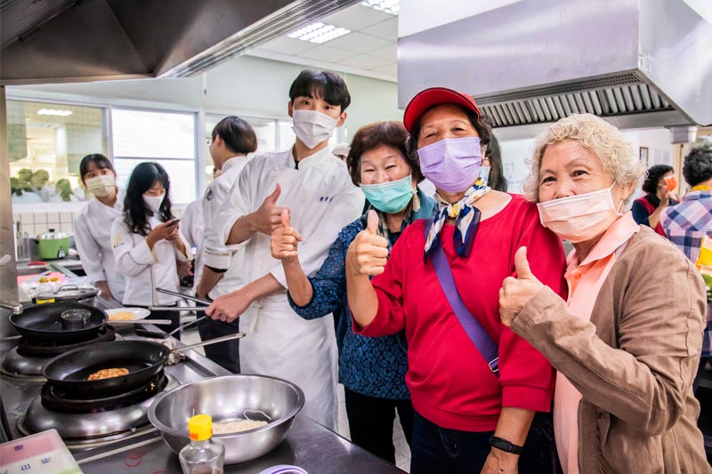 西港長輩們表示到大學中餐教室體驗同學上課過程感到新鮮有趣