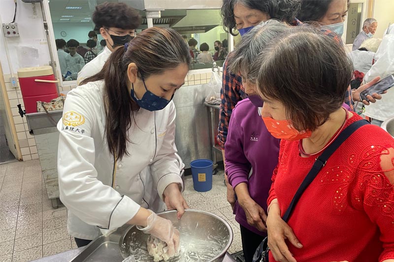 林美芳老師帶領餐旅系學生與關廟社區長輩一起青銀共煮