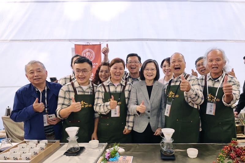 蔡英文總統讚許東山咖啡真香