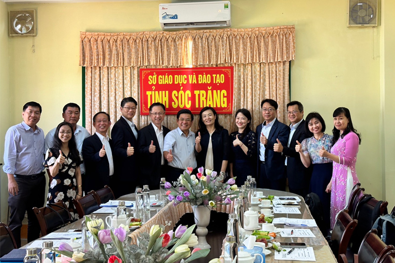 在嘉藥副校長劉瑞美(右六)率領下拜訪越南朔莊省教育廳