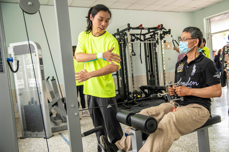 嘉藥學生在田寮高年級銀髮健身俱樂部協助長者使用健身器材