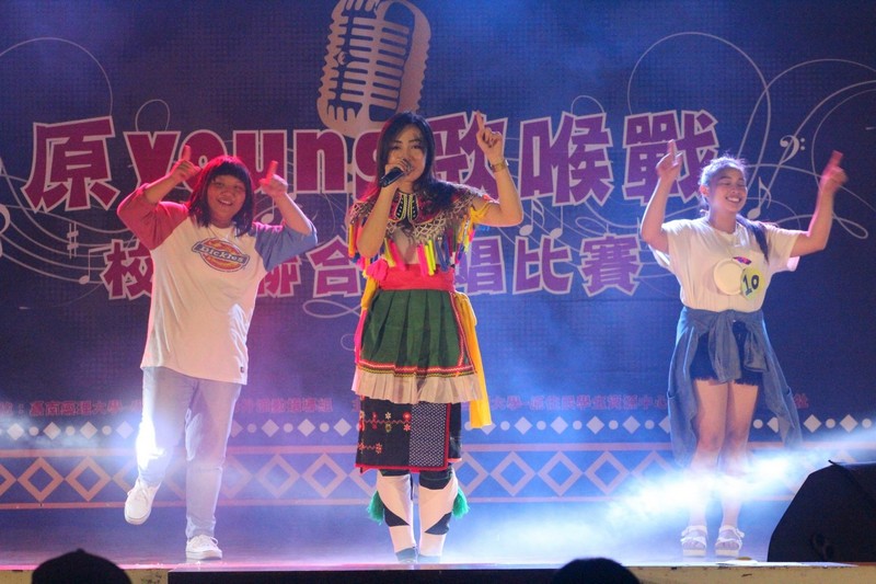 演唱者搭配歌曲穿著部落傳統服飾演唱