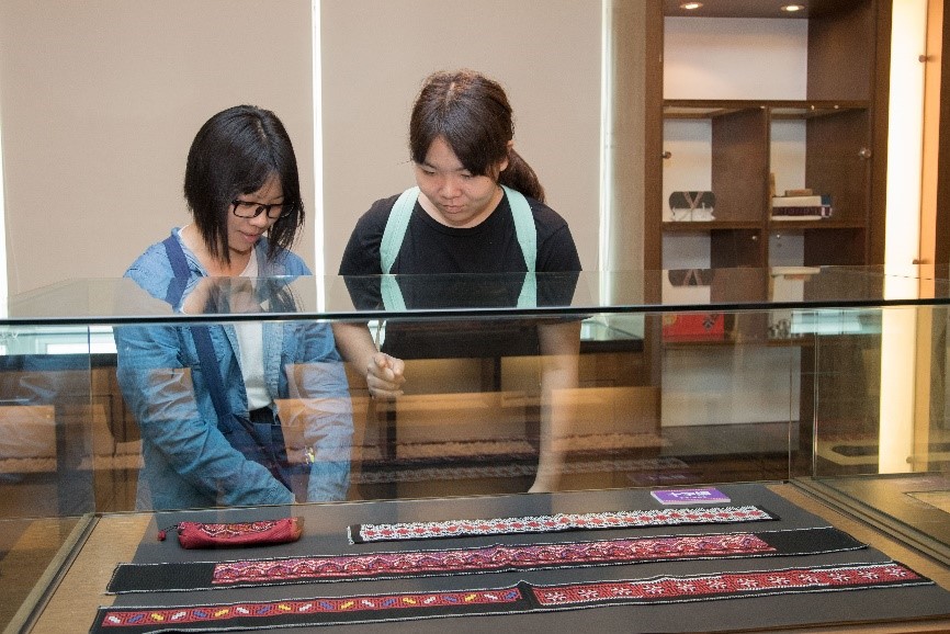學生專注欣賞大武壠族傳統刺繡作品