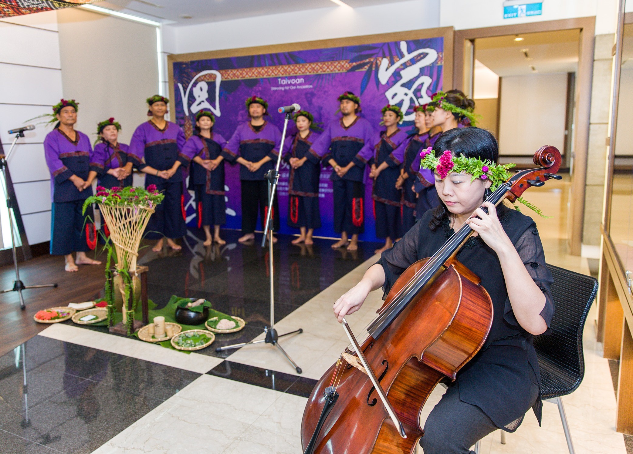 文化藝術館長陳如萍以精湛琴藝與悠揚樂聲，與大滿舞團合作古謠「加拉瓦兮」