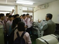 Professor Fang Chia-De (right) introduces the Gel Chromatography Analyzer to students from Jiu-Ren High School