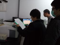 Professor Tang Tzu-chiang works with a thermal analyzer