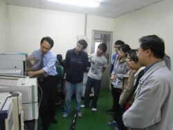 Gel Chromatography Analysis class (industry teacher Mr. Chang Yuan-Duo, left)
