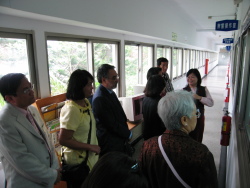 Visitors from the Philippines inspect the Center (Professor Cheng Ching-Ling is on the right)