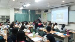 Conducting a preparation class for the Medical Beautician's License Test, in association with the Tainan City Doctors' Association