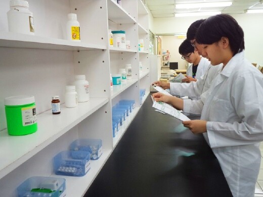臨床教學中心-學生在藥劑調劑室進行調劑實習情形。