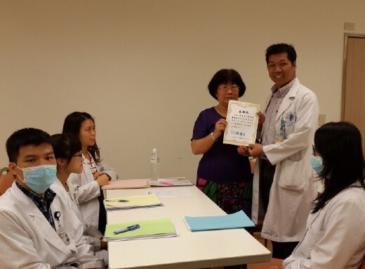 系上教師(右三)至新光吳火獅紀念醫院訪視學生實習致贈感謝狀。