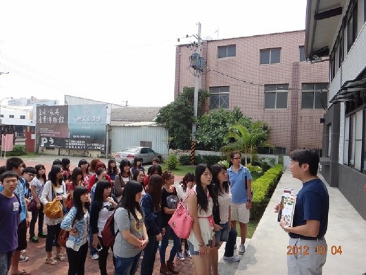 丁信中主任（右一）帶學生至台南家具產業博物館進行校外參訪