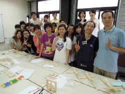 Professor Sun Tzu-Yi (right) takes students ot a workshop on toy making conducted by the Cultural Construction Committee of the Executive Yuan