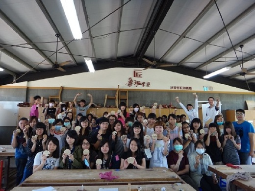 孫自宜老師（右上排一）與學生至台南家具產業博物館