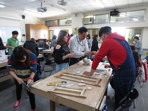孫自宜老師指導學生製作木製玩具