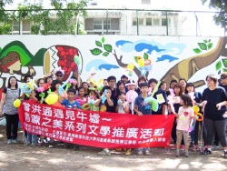 Professor Lan Fang-Ying (left) accompanies students to Hushan Elementary School as part of the 
