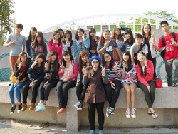 Professor Lan Fang-Ying (front row) took students on a field trip to Anping shopping precinct, Hai-an Road, Shen-Nong Road and Tainan City Park