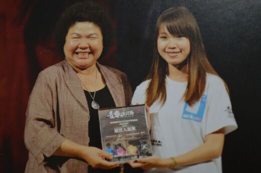 林韋吟同學榮獲青春設計節最佳人氣獎，與高雄市陳菊市長合照