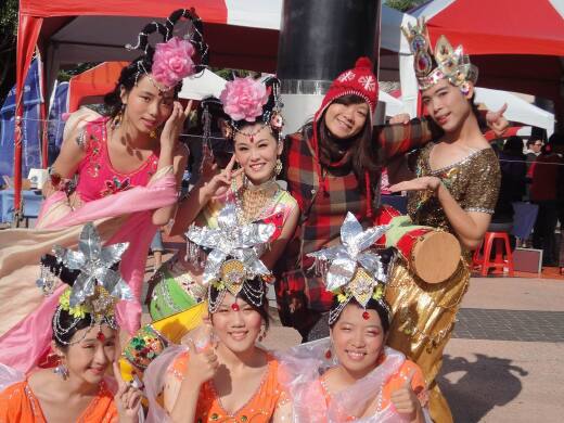 學生於文化週活動中表演敦煌舞蹈