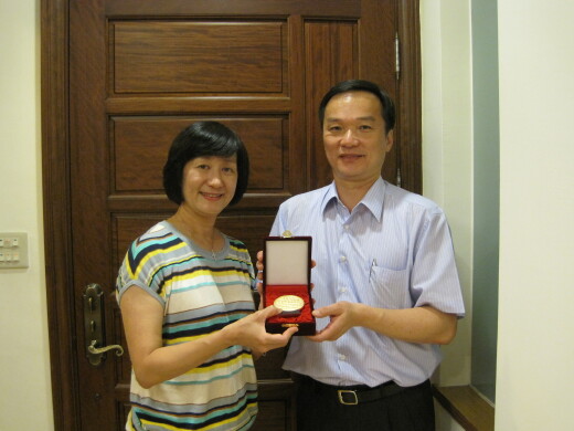 許菁珊老師與盧明俊老師參加2013台北國際發明展榮獲金牌